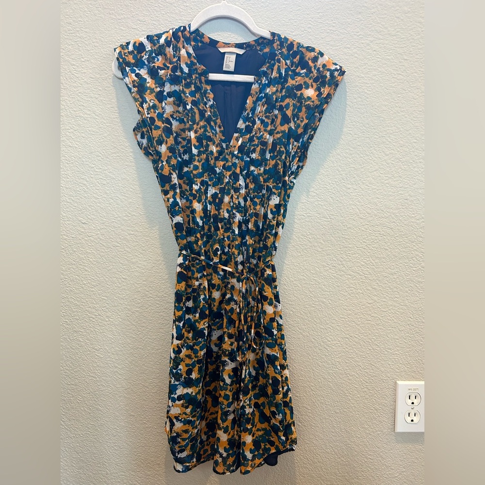 This pretty size 2 H&M dress is navy with a pretty pattern!